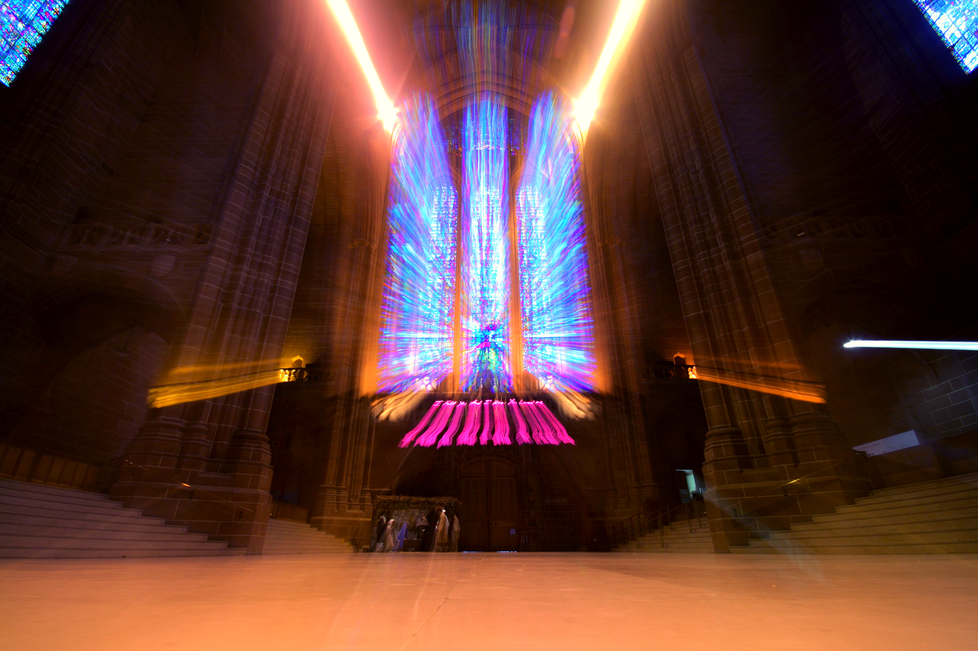 Templomablakon beszűrődő fények