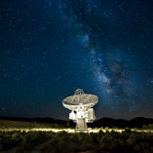 Rádióteleszkóp a csillagos égbolt alatt