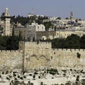 A jeruzsálemi Templomhegy a befalazott Aranykapuval