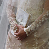 Menyasszony, kezében Bibliával