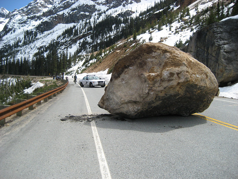 Egy hatalmas szikla az úttesten