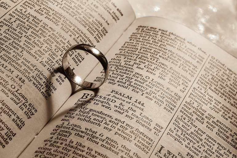 Biblia és jegygyűrű