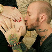 Egy férfi megcsókolja egy terhes nő hasát